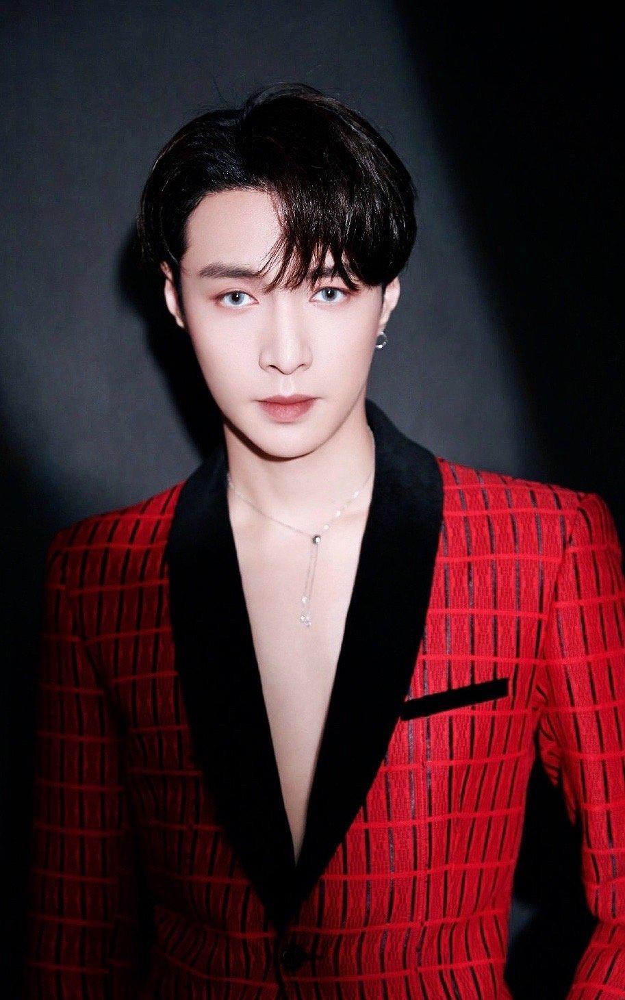 魅力男孩张艺兴红色真空西装写真