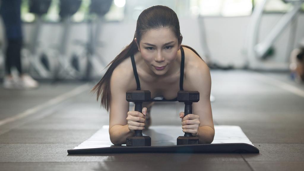 健身房里健身的女生