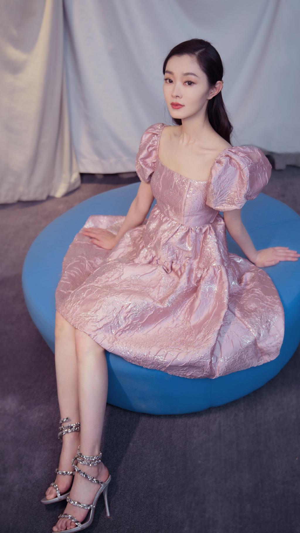 宋轶粉红泡泡袖公主裙