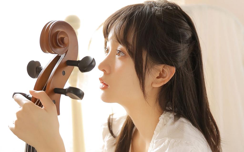 小巧玲珑的美女