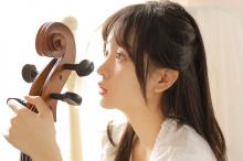 小巧玲珑的美女