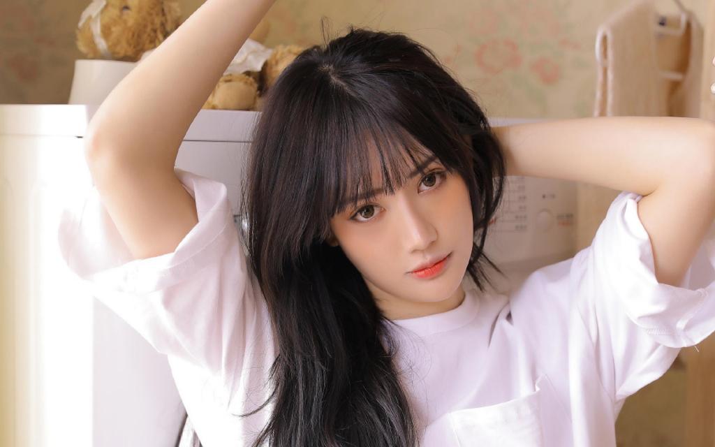 极品清纯美女白净居家私房写真