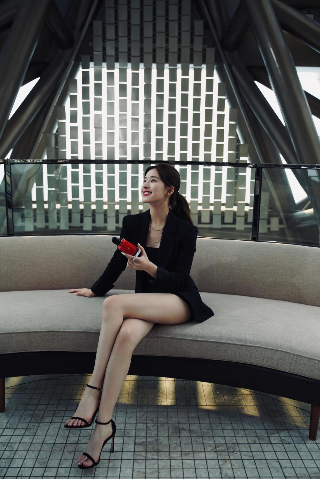 魅力女神赵露思黑色西装写真