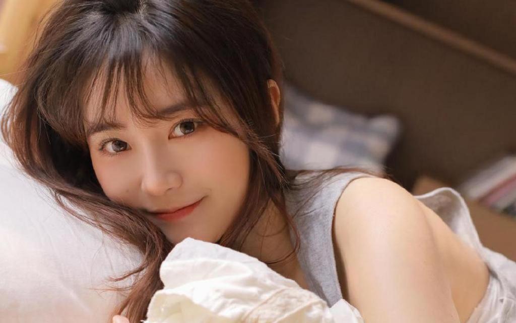 湿发美女床上性感诱惑写真