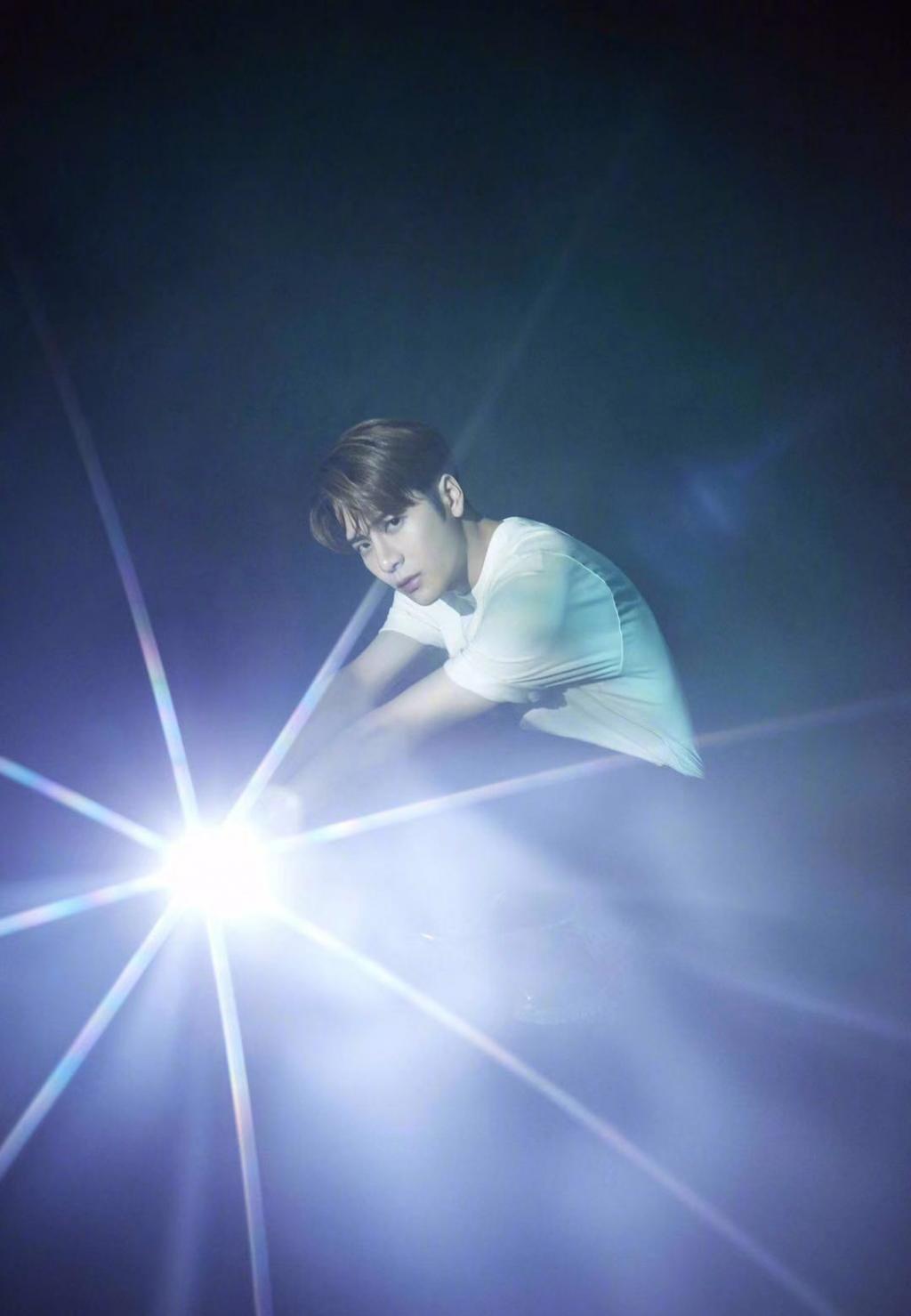 魅力男神王嘉尔时尚写真