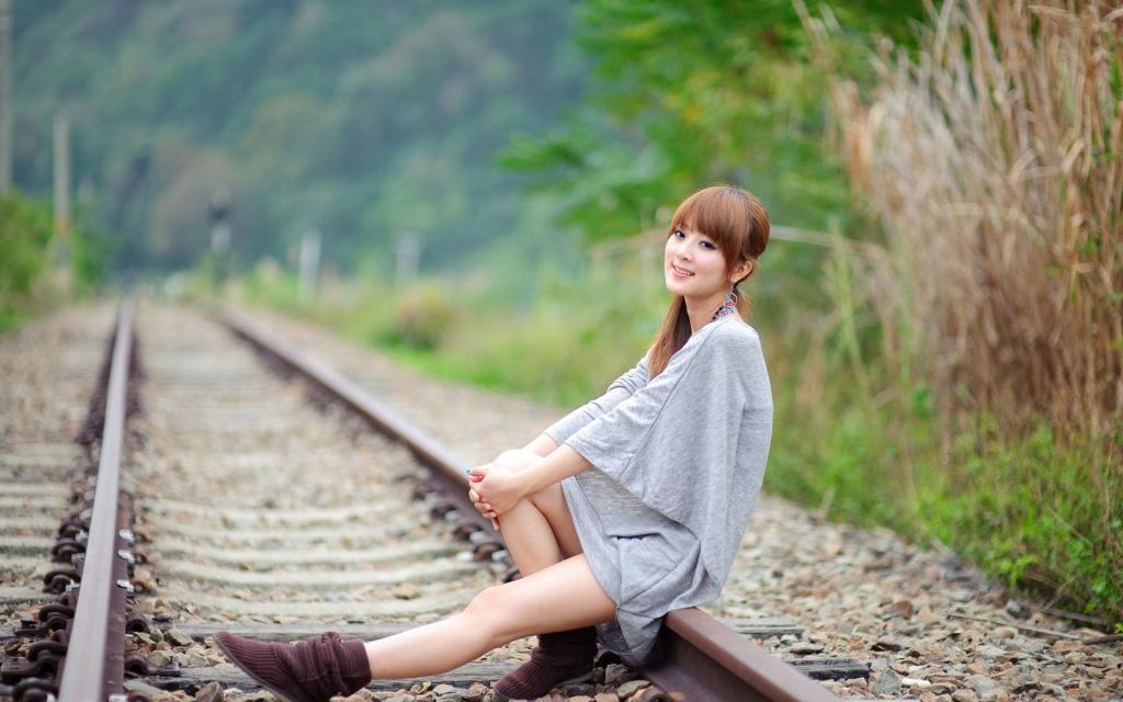 铁轨出轨少女