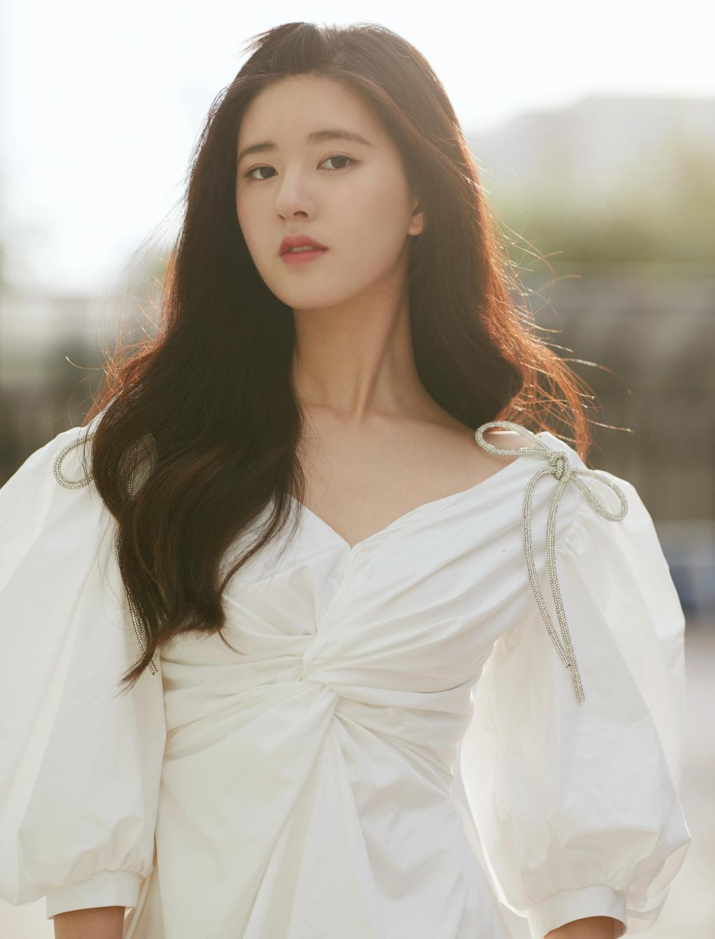 赵露思清纯小白裙甜美写真