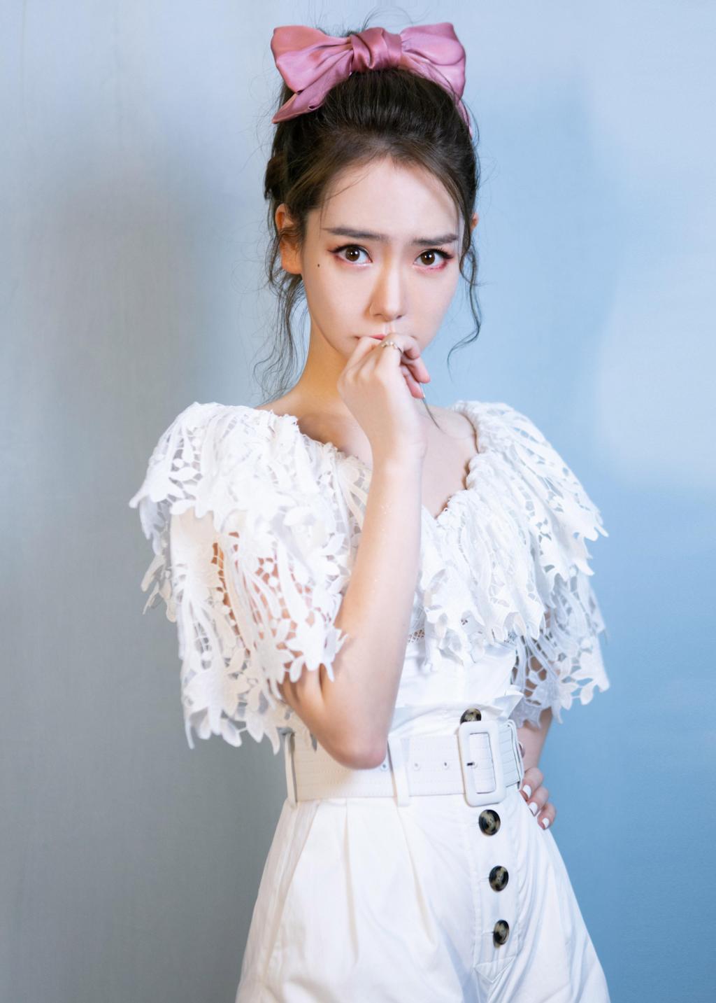 戚薇少女风蝴蝶结甜美写真