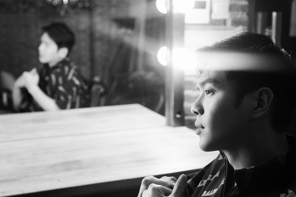 张若昀黑白格调帅气写真