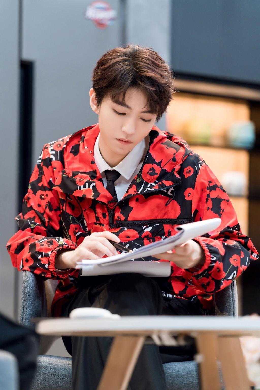 王俊凯帅气运动风造型