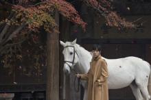 肖战白马骑士造型风衣写真