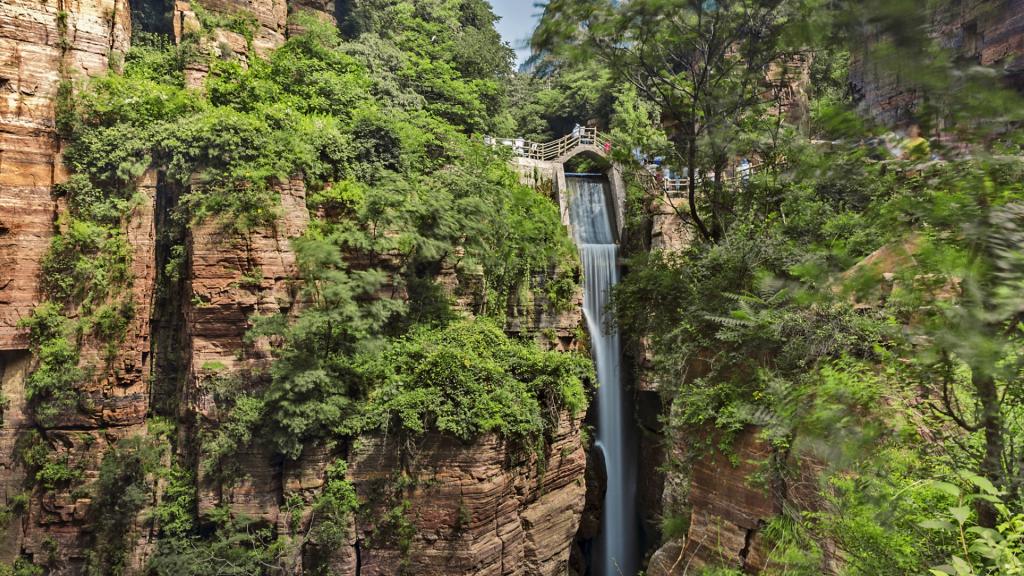  太行山郭亮村挂壁公路