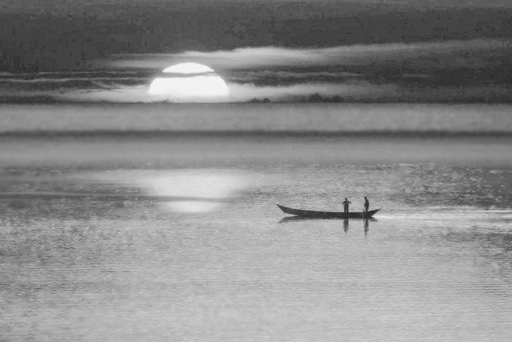 江河水黑白风光