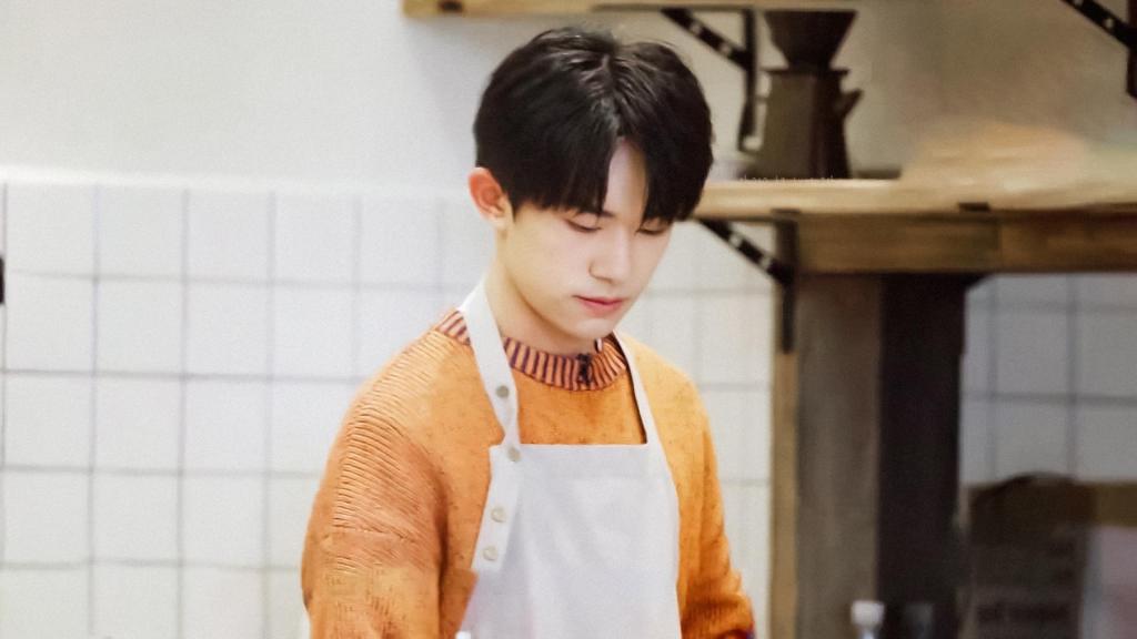 《朋友请听好》易烊千玺时尚休闲阳光俊朗剧照