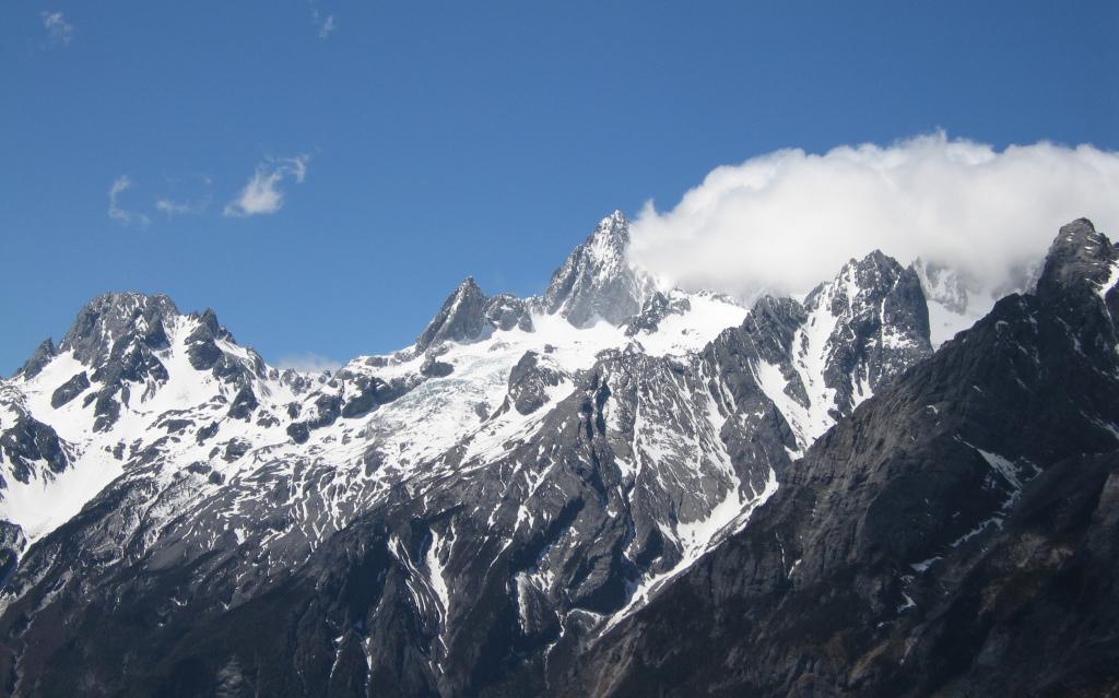 崇山峻岭的玉龙雪山壮观风景
