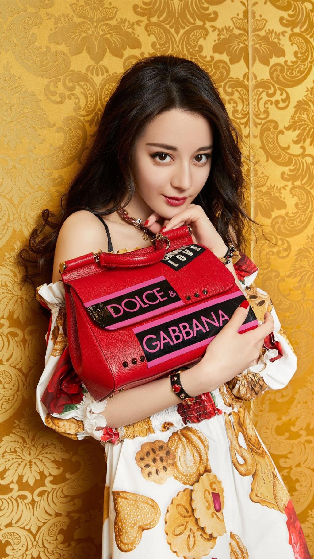 迪丽热巴妩媚诱人写真