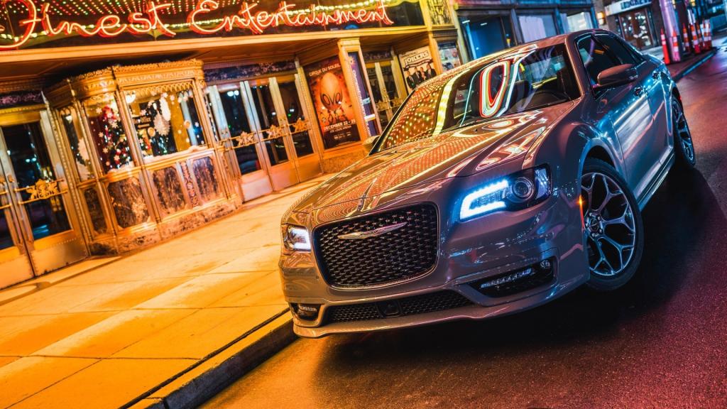 2018款帅气克莱斯勒300S汽车