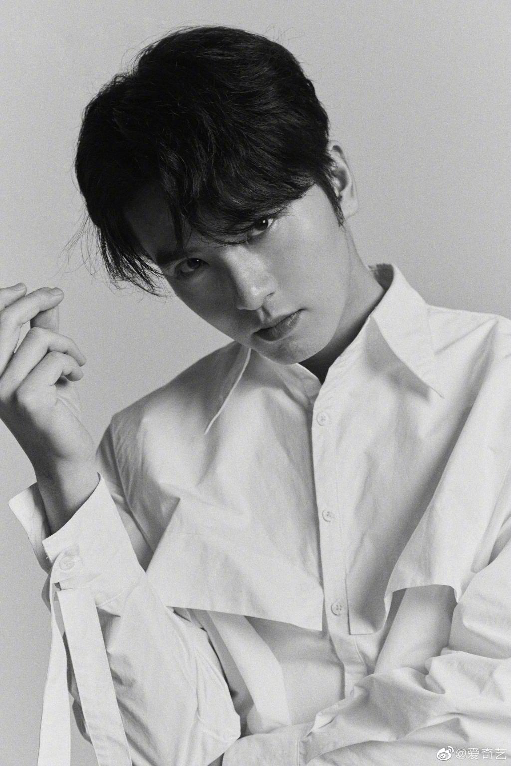 吴希泽时尚帅气黑白写真