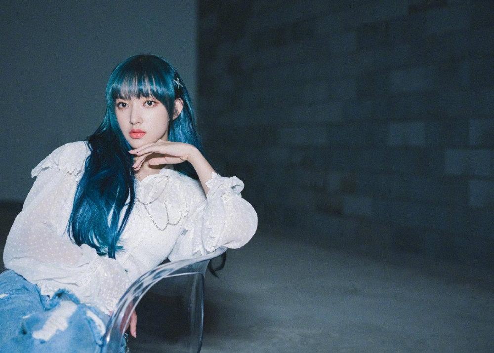 程潇蓝发酷飒个性潮流时尚写真