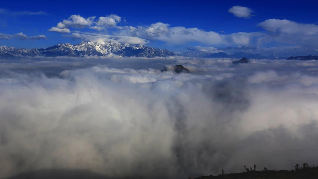 云雾遮盖的雪山唯美风景