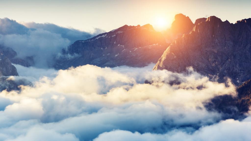 优美的山峰山顶