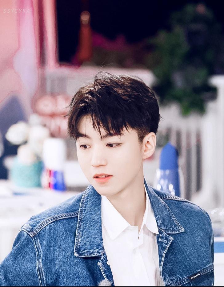 小清新男孩王俊凯帅气迷人写真