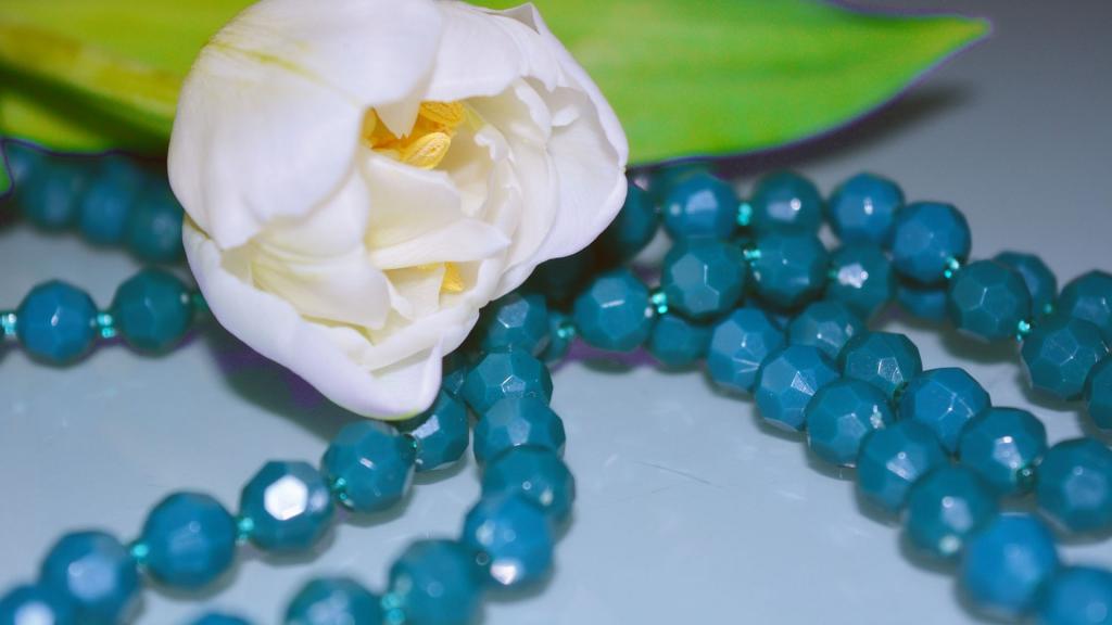 蓝彩琉璃珠饰品