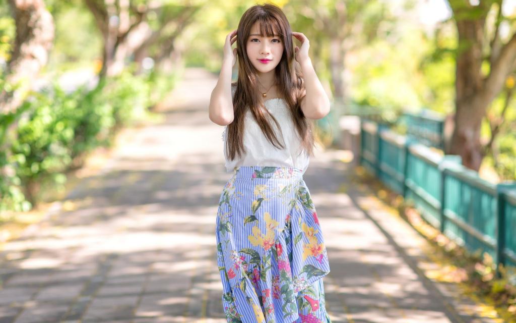 美女娉婷婉约的风姿