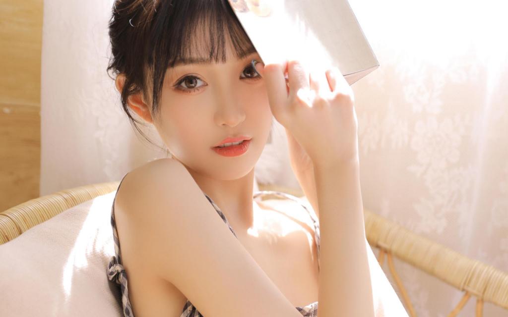 格子吊带美女性感热裤白嫩妩媚妖娆诱惑写真