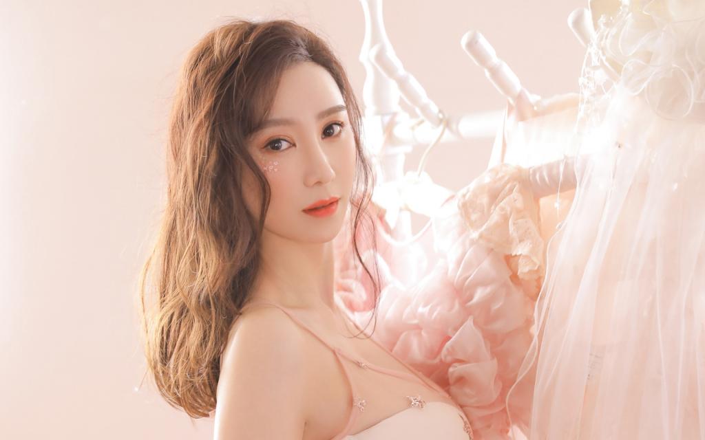 极品美女的性感粉色居家服私房写真