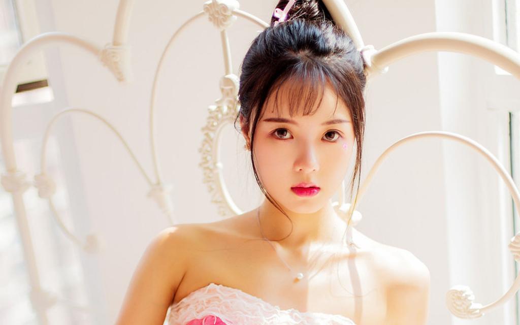 清新脱俗的漂亮女子