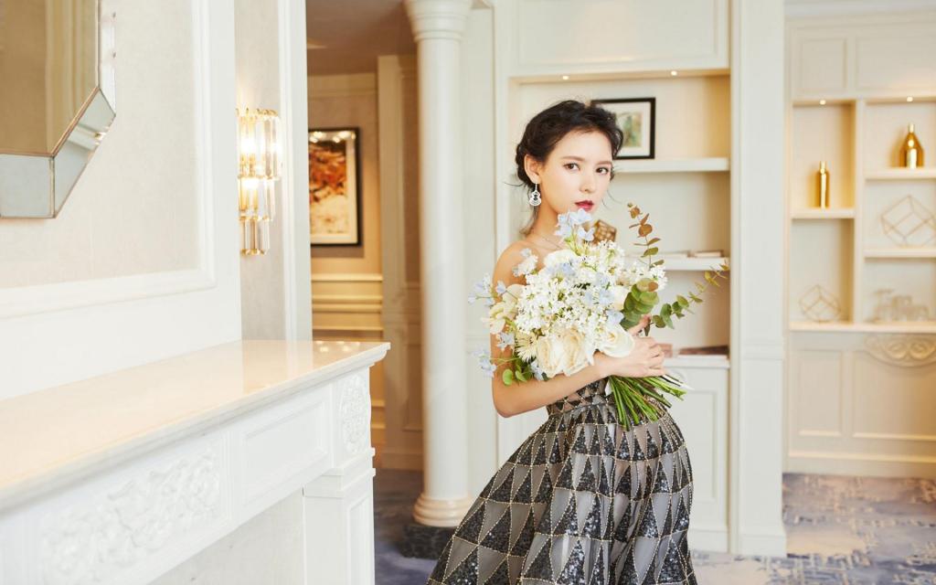 张予曦优雅知性大方时尚迷人写真