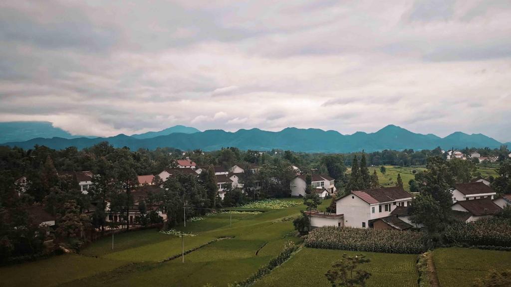 高铁上窗外的风光景色