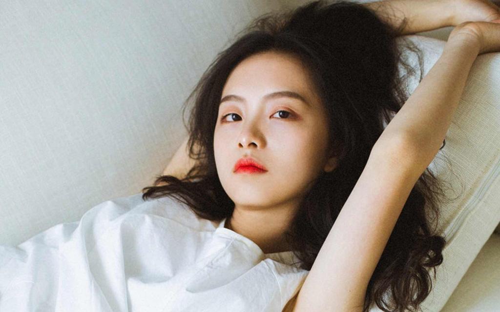 身穿白裙的漂亮小姐姐