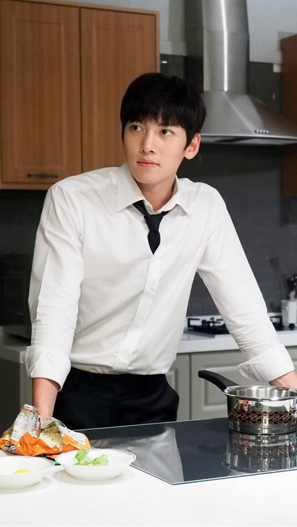 池昌旭thek2白衬衫剧照