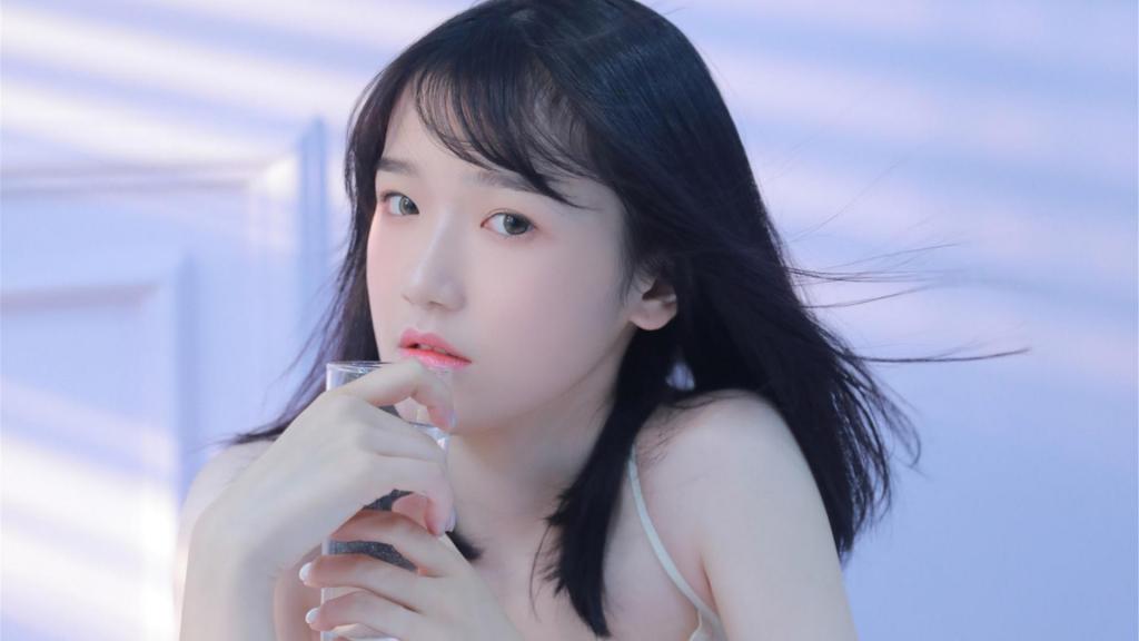 性感吊带少女纯情居家魅惑写真