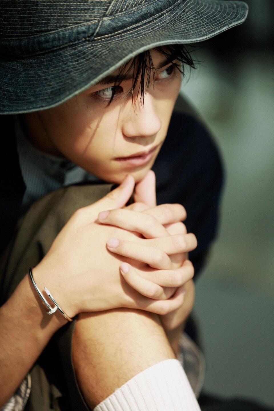 易烊千玺帅气个性写真