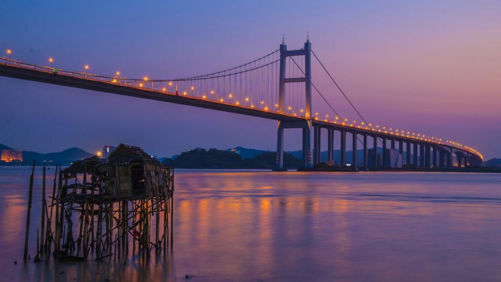 傍晚夕阳下的虎门大桥