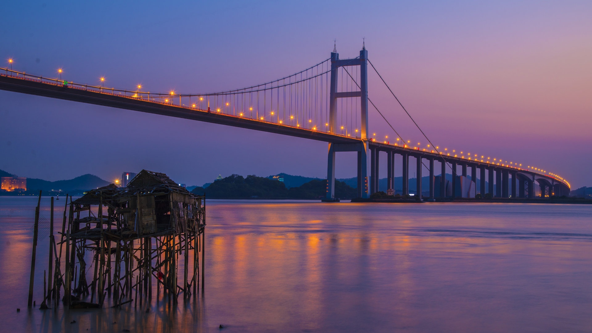 傍晚夕阳下的虎门大桥