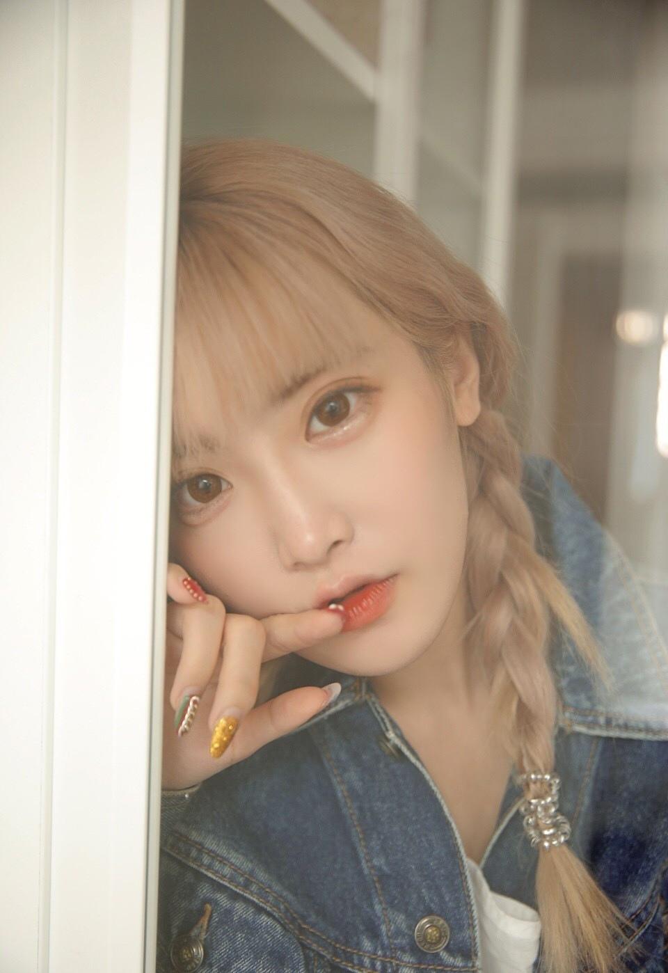 白嫩白皙美腿金发少女写真