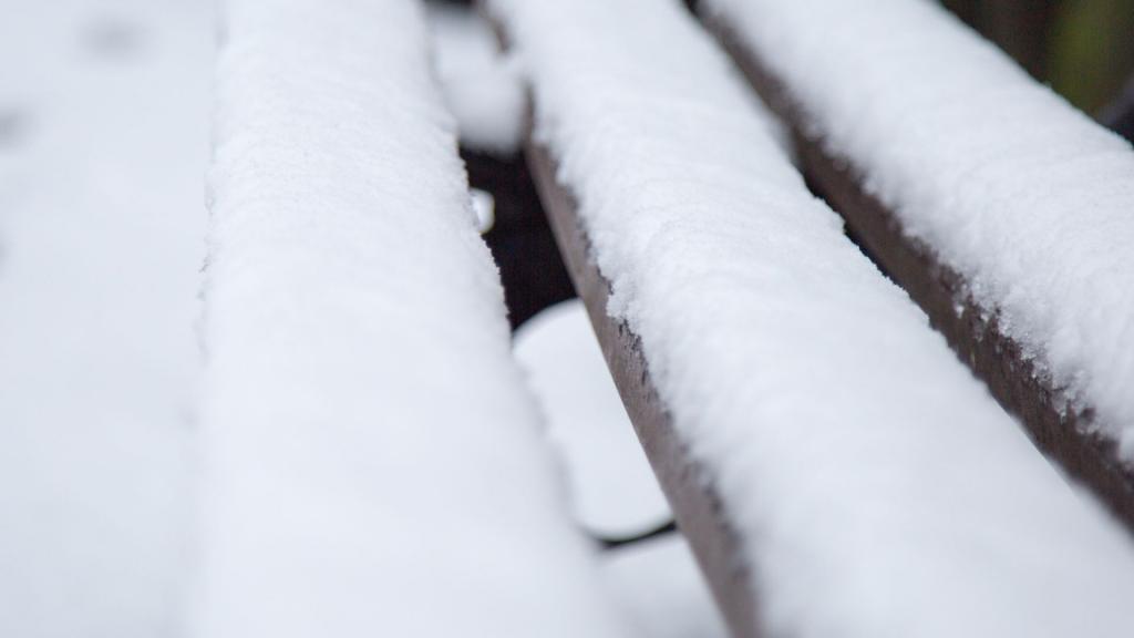 冬季雪地公园的长椅