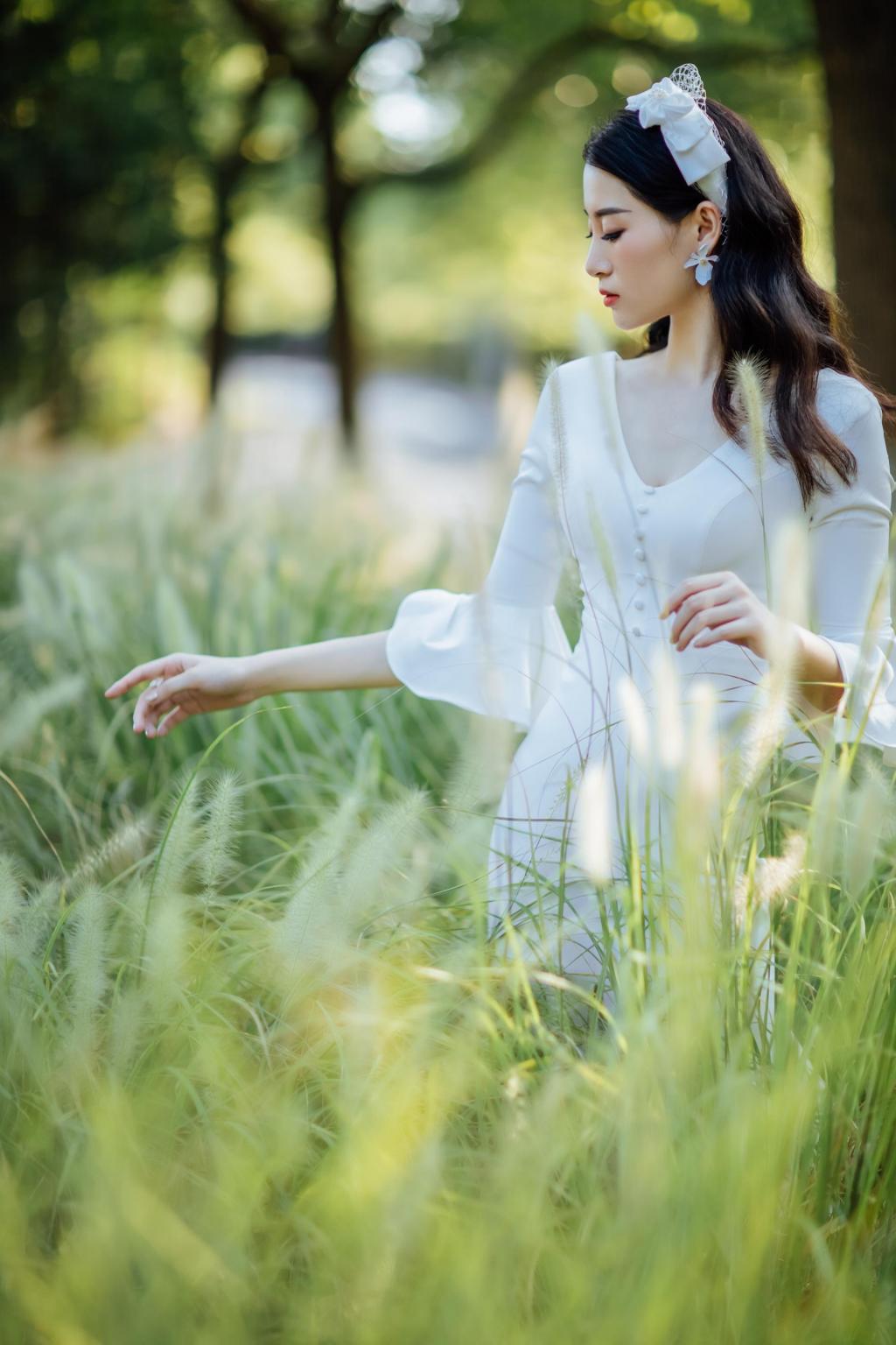 清新气质美女户外动人写真