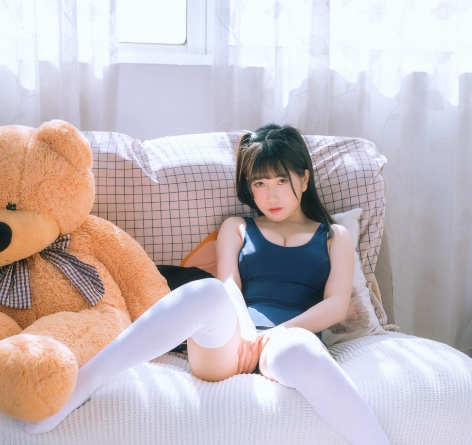 性感美女模特酥胸蓝色死水库迷人写真