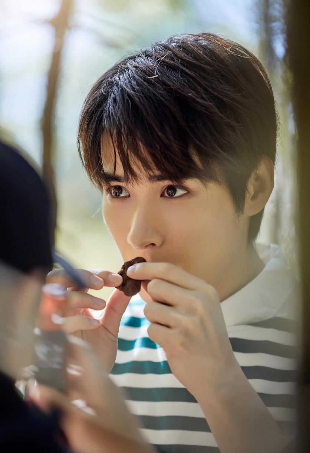 吴昊泽林间阳光清爽帅气写真