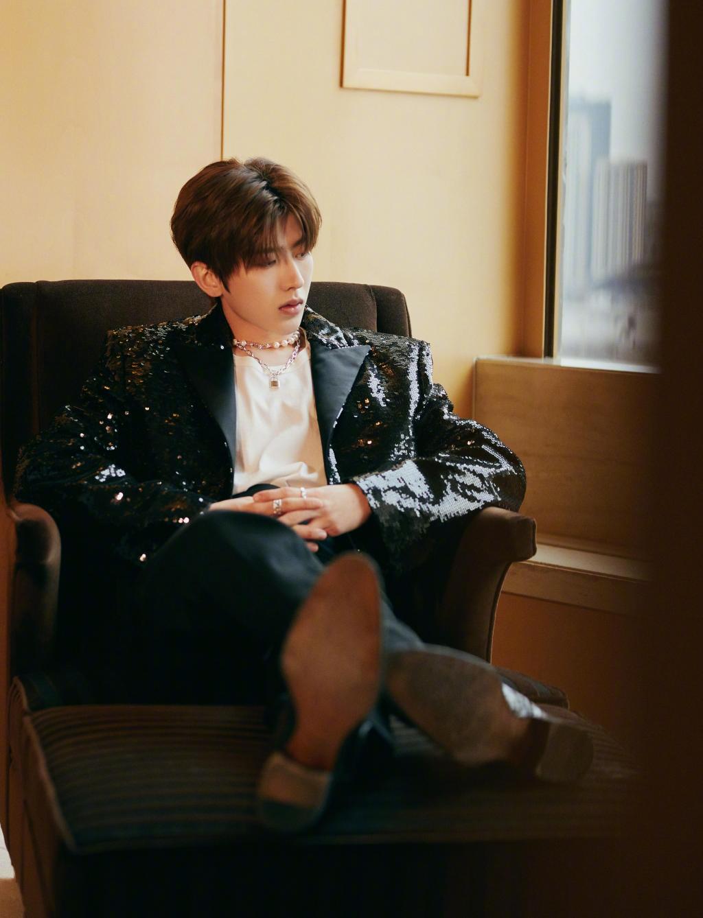  蔡徐坤亮片西装短外套写真