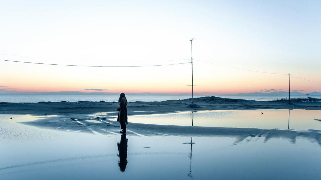 海边一个人孤单的身影图片