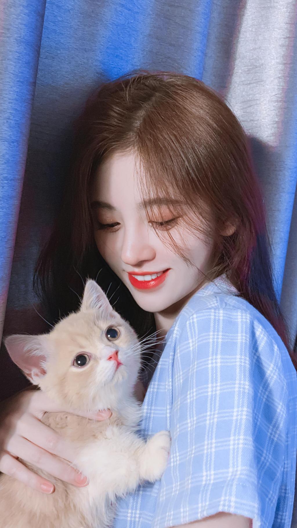 鞠婧祎甜美可爱撸猫照
