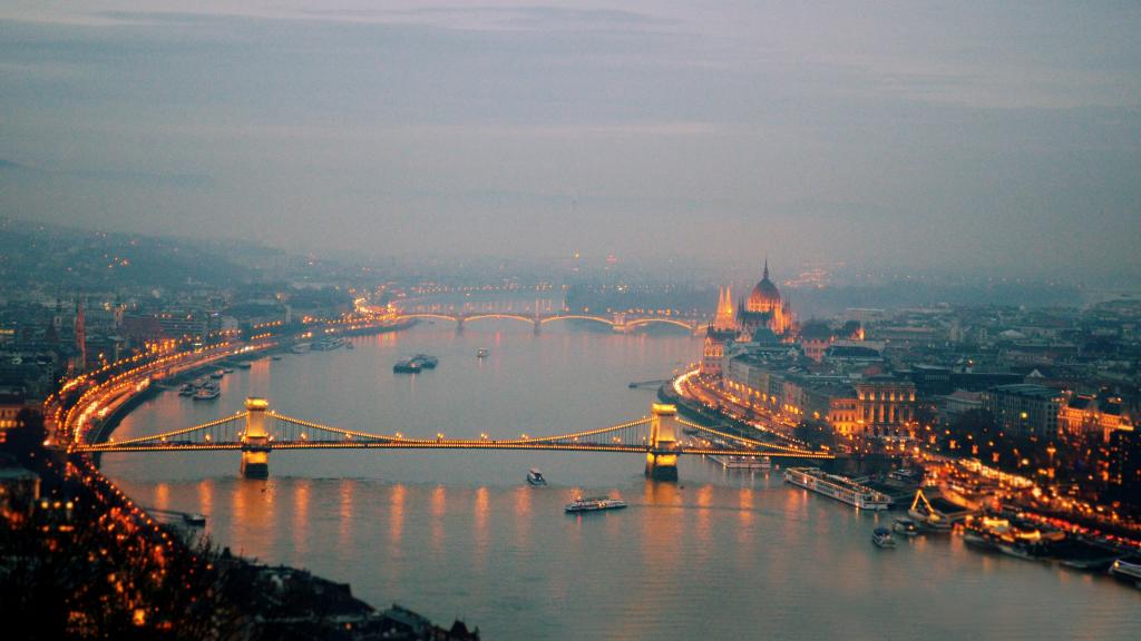 匈牙利:布达佩斯著名的“链子桥”夜景