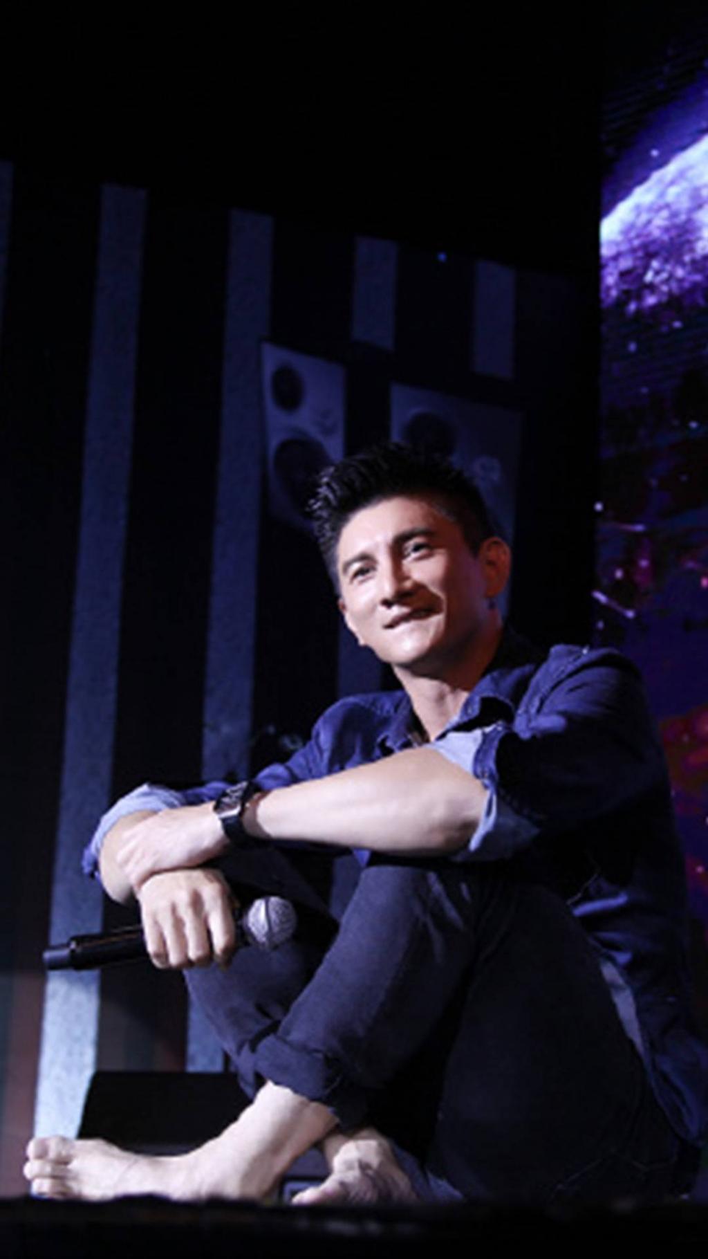 演唱中的吴奇隆