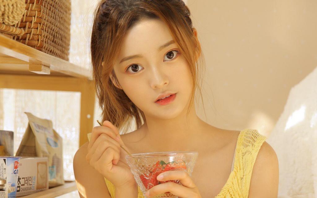 俏皮可爱的文艺女生私房写真